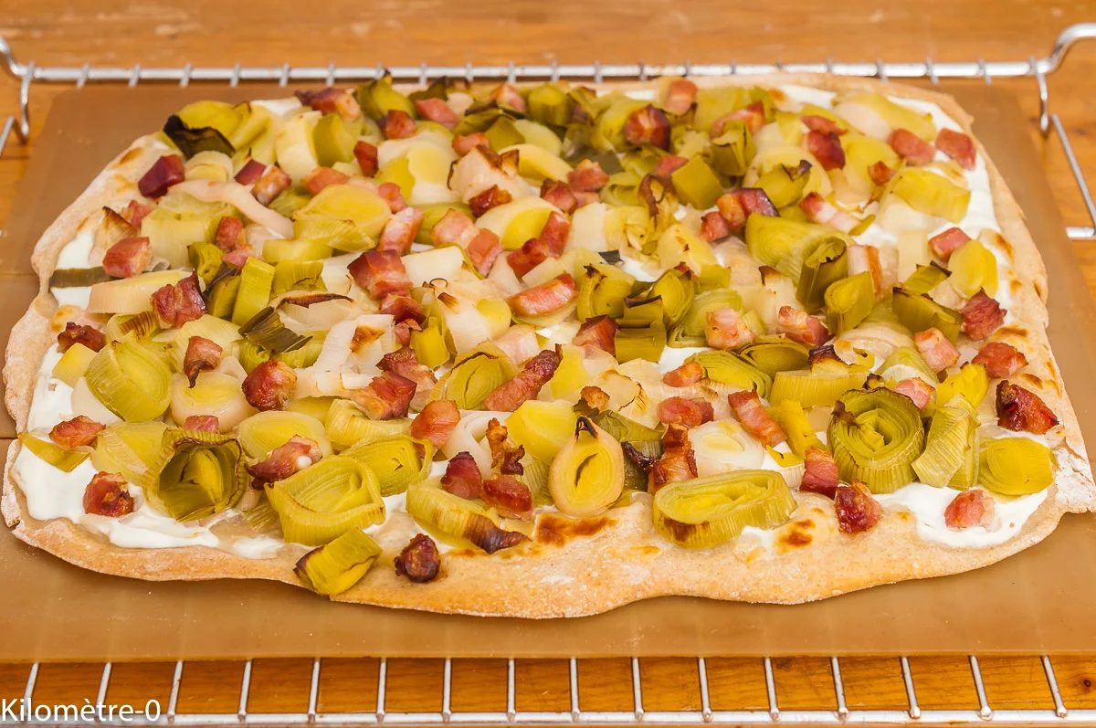 Photo de recette de pizza blanche, lardons, poireaux, légumes, hiver, fromage frais, Italie, italienne, Kilomètre-0, blog de cuisine réalisée à partir de produits de saison et issus de circuits courts