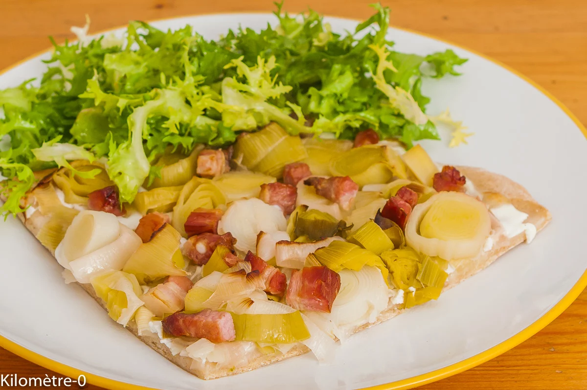 Photo de recette de pizza blanche, lardons, poireaux, légumes, hiver, fromage frais, Italie, italienne, Kilomètre-0, blog de cuisine réalisée à partir de produits de saison et issus de circuits courts