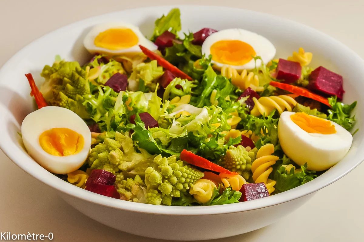 Photo de recette de salade d'automne et d'hiver, chou romanesco, oeufs, chorizo, healthy, betterave, pâtes, facile, bio, Kilomètre-0, blog de cuisine réalisée à partir de produits de saison et issus de circuits courts
