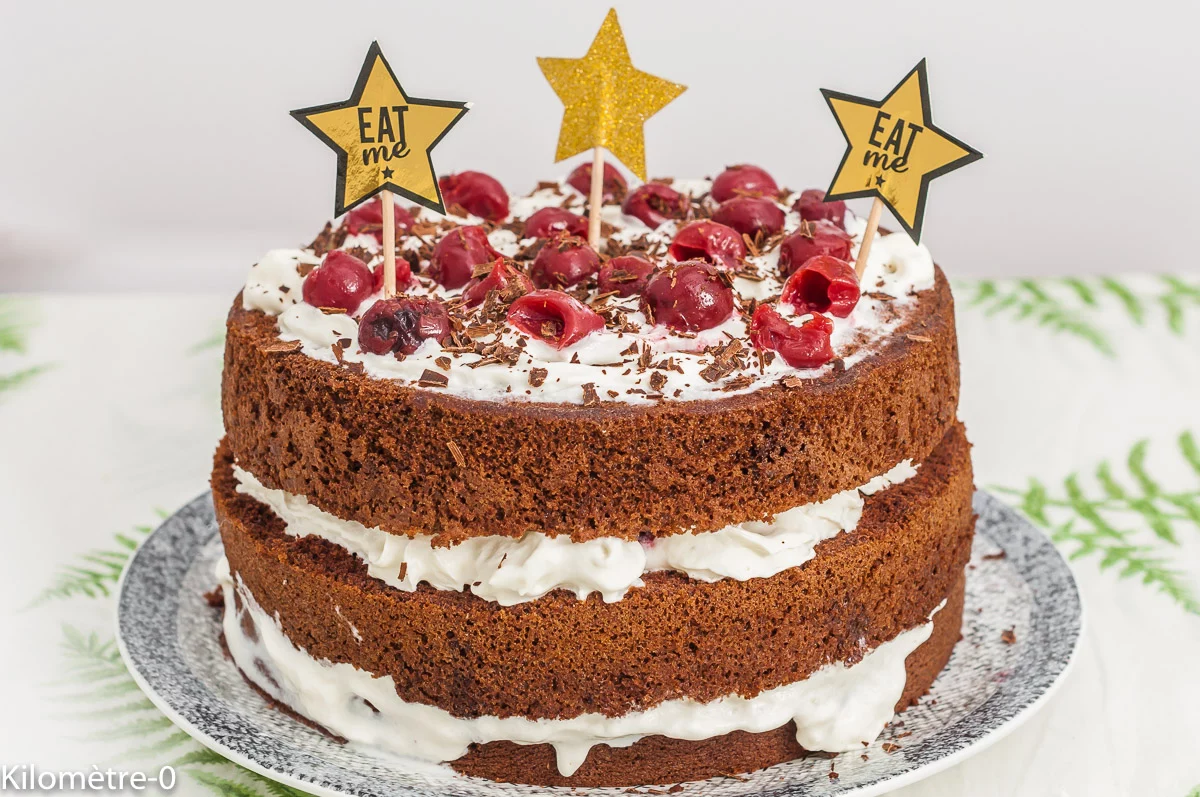 Photo de recette de dessert de Noël facile, forêt noire, chocoalt, fête, chantilly, cerises, griottes, facile, gâteau monté, gâteau à étages, pièce montée, anniversaire, beau, de Noël, Kilomètre-0, blog de cuisine réalisée à partir de produits de saison et issus de circuits courts