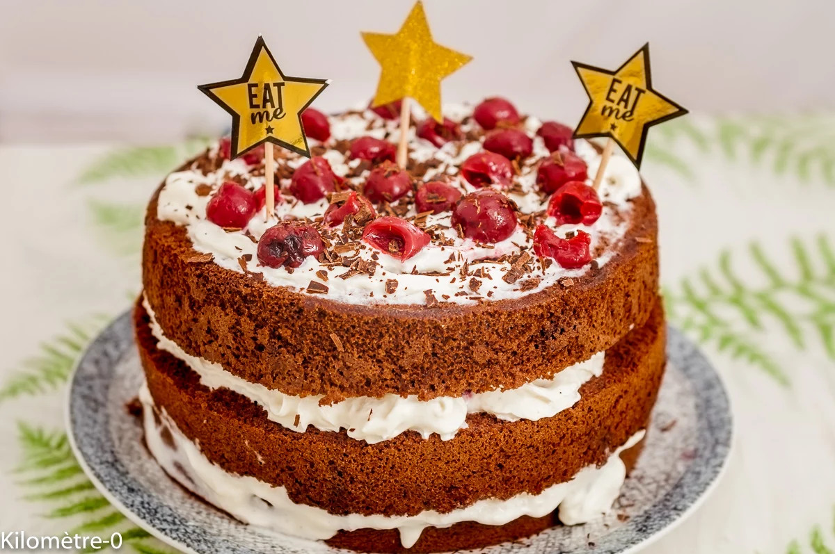 Photo de recette de dessert de Noël facile, forêt noire, chocoalt, fête, chantilly, cerises, griottes, facile, gâteau monté, gâteau à étages, pièce montée, anniversaire, beau, de Noël, Kilomètre-0, blog de cuisine réalisée à partir de produits de saison et issus de circuits courts