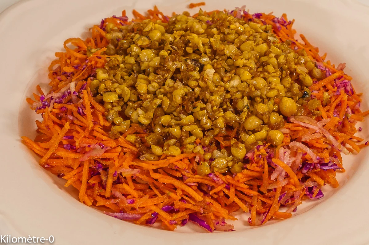 Photo de recette végétarienne, healthy, Emirats arabes unis, Doubai, facile, légère, crudités, hiver, automne, bio de defalafels destructurés sur lit de cruditésKilomètre-0, blog de cuisine réalisée à partir de produits de saison et issus de circuits courts