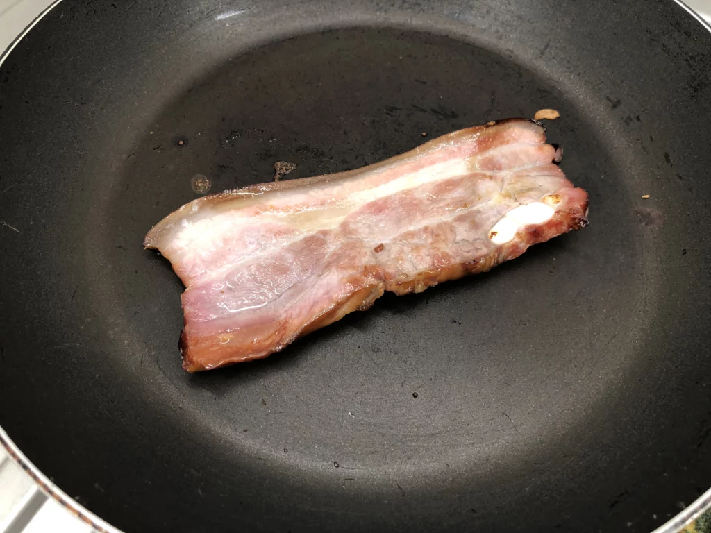 Cake salé au roquefort, lardons et poire - Étape 1