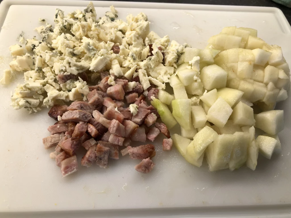 Cake salé au roquefort, lardons et poire - Étape 3