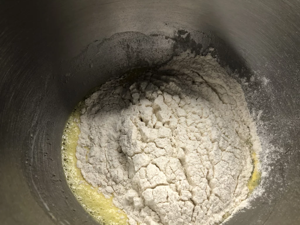 Cake salé au roquefort, lardons et poire - Étape 5