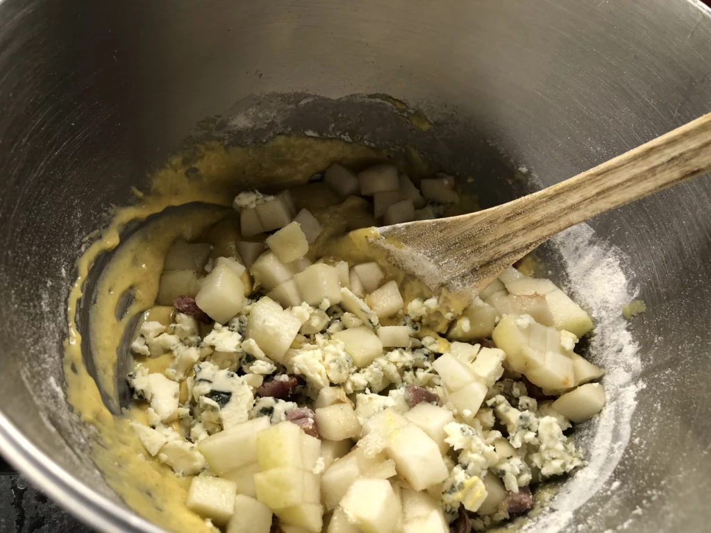 Cake salé au roquefort, lardons et poire - Étape 6