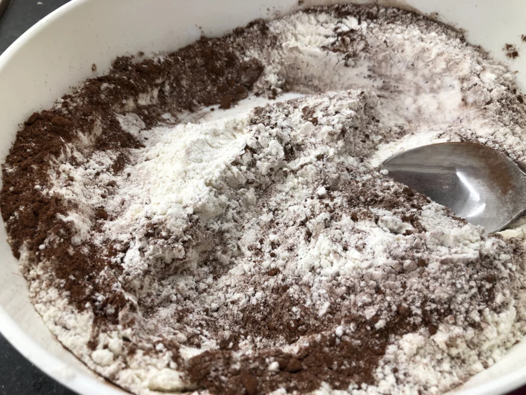 Gâteau du matin au chocolat et aux poires entières - Étape 2