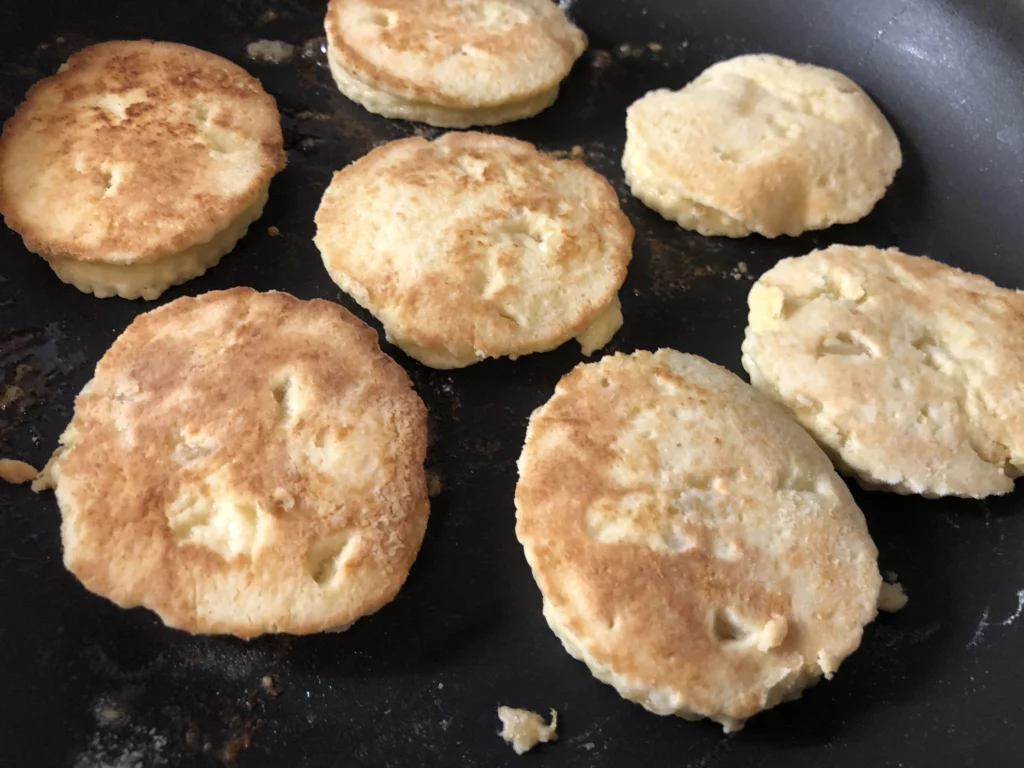 Banfora, biscuits à l’ananas cuits à la poêle du Burkina Faso - Étape 9