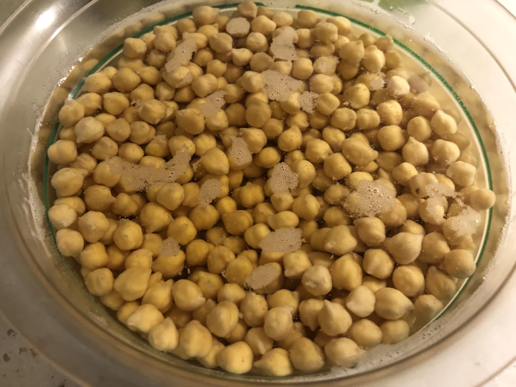 Falafels destructurés sur lit de crudités - Étape 1