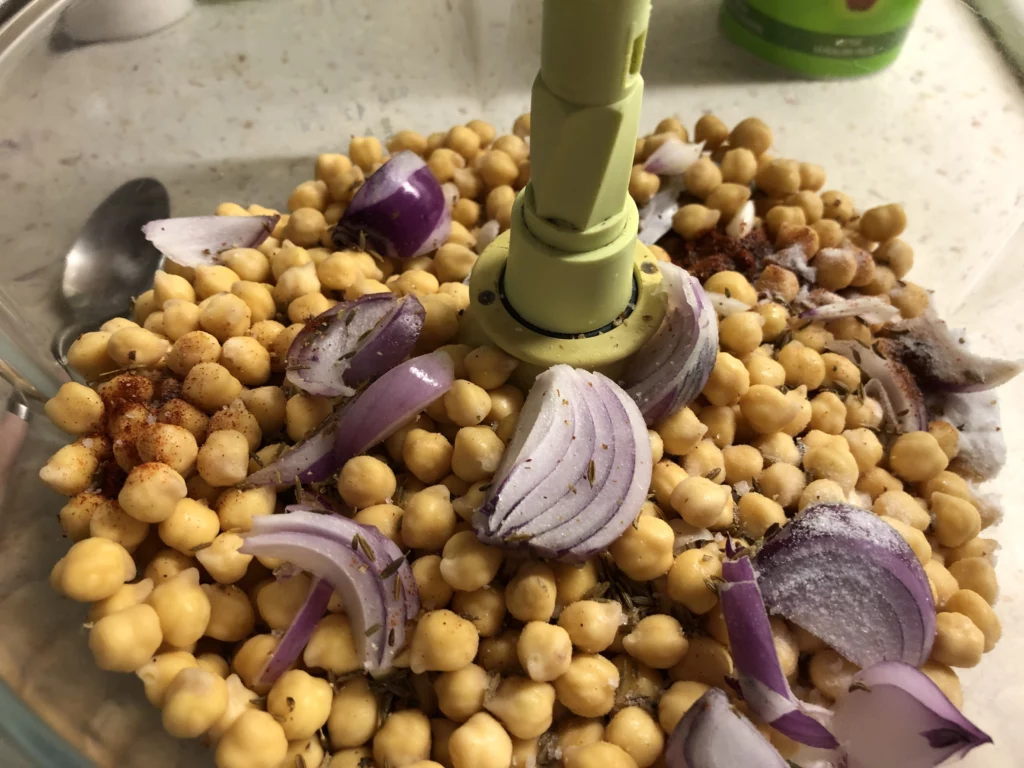 Falafels destructurés sur lit de crudités - Étape 3