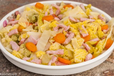 Photo de recette de cassolette de choux, chou romanesco, chou blanc, chou frisé, bacon, lardons, hiver, automnre, légumes, bio, rapide, healthy, facile, Kilomètre-0, blog de cuisine réalisée à partir de produits de saison et issus de circuits courts