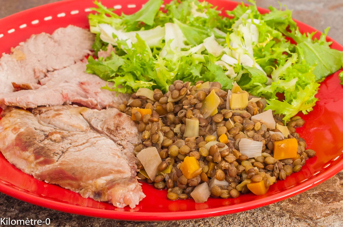 Photo de recette de rôti de porc aux lentilles et légumes d'hiver, échine de porc, radis noir, poireaux, carotte, healthy, bio, facile, mijoté, économique, plat unique, hiver, automne, Kilomètre-0, blog de cuisine réalisée à partir de produits de saison et issus de circuits courts