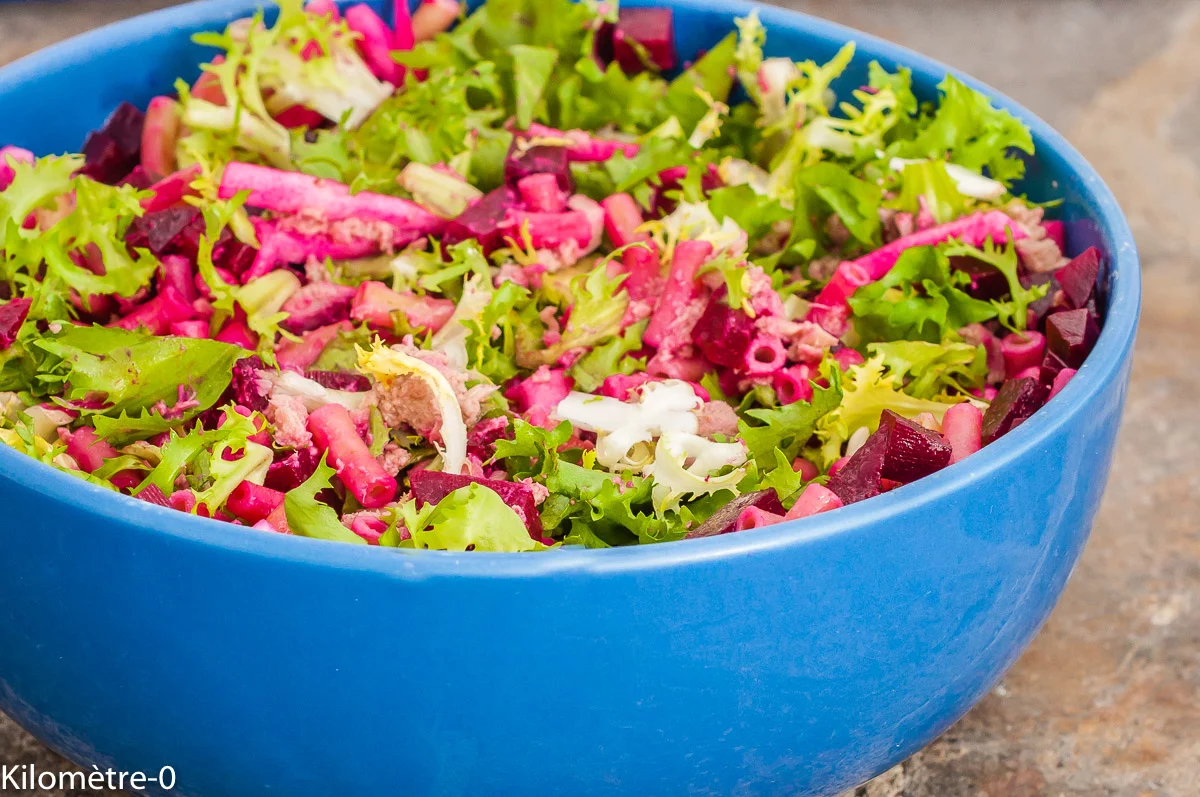 Photo de recette de salade composée, facile, rapide, économique, automne, hiver, betterave, bio,, healthy, thon, radis noir, légumes, pâte, nourrissante, énergétique, thon, de Kilomètre-0, blog de cuisine réalisée à partir de produits de saison et issus de circuits courts