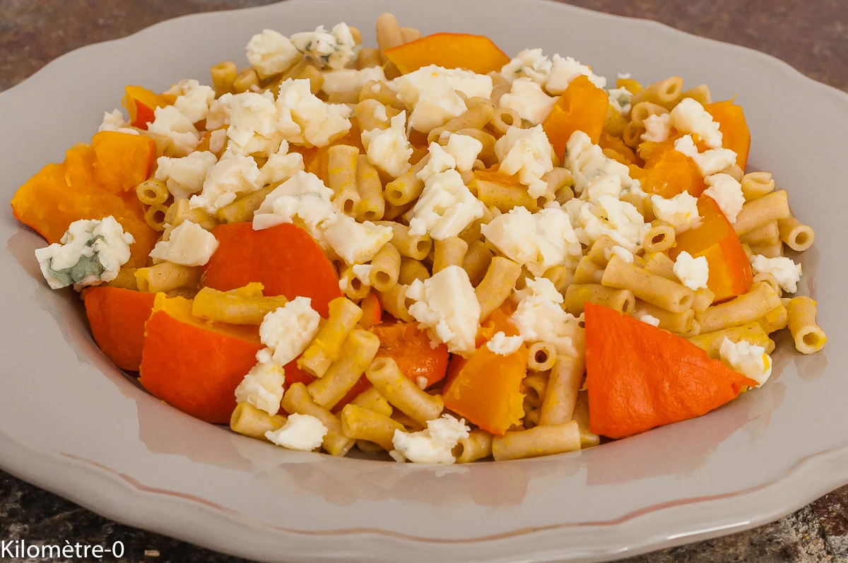 Photo de recette de pâtes au potimarron et au roquefort, courges, fromage, automne, hiver, bio, végétarienne, végé, healthy, facile, rapide, de Kilomètre-0, blog de cuisine réalisée à partir de produits de saison et issus de circuits courts