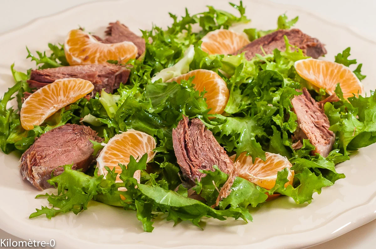 Coupez quelques tranches dans le magret et déposez-les sur la salade. Ajoutez les clémentines. Servez de suite en proposant un pain tradition ou une boule de campagne grillée ou non.