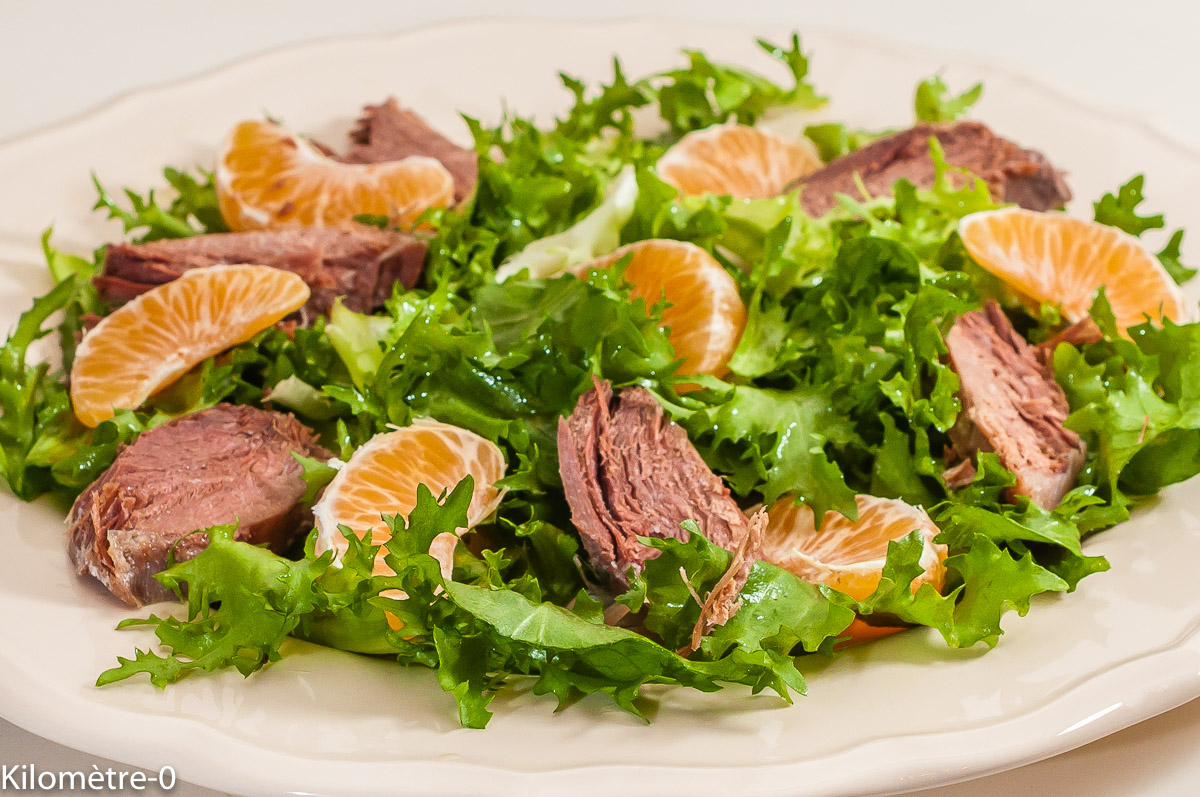 Photo de recette de salade composée, salade, clémentines, orange, magret, canard, bio, frisée, rapide, healthy, légère de  Kilomètre-0, blog de cuisine réalisée à partir de produits de saison et issus de circuits courts