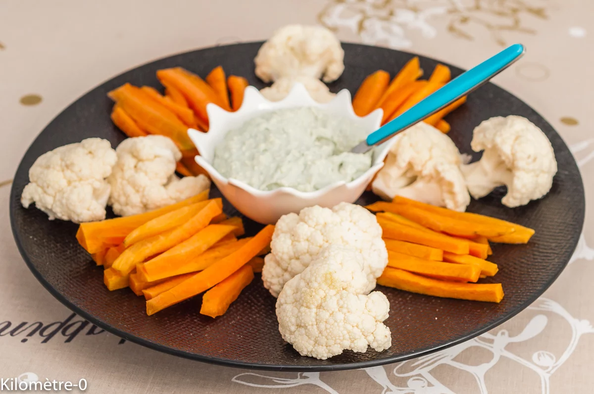 Photo de recette américaine, Etats Unis, de dip au roquefort, fourme d'Ambert, crème, apéro, facile, rapide, légumes crus, sauce apéro, heathy, végétarien, Kilomètre-0, blog de cuisine réalisée à partir de produits de saison et issus de circuits courts