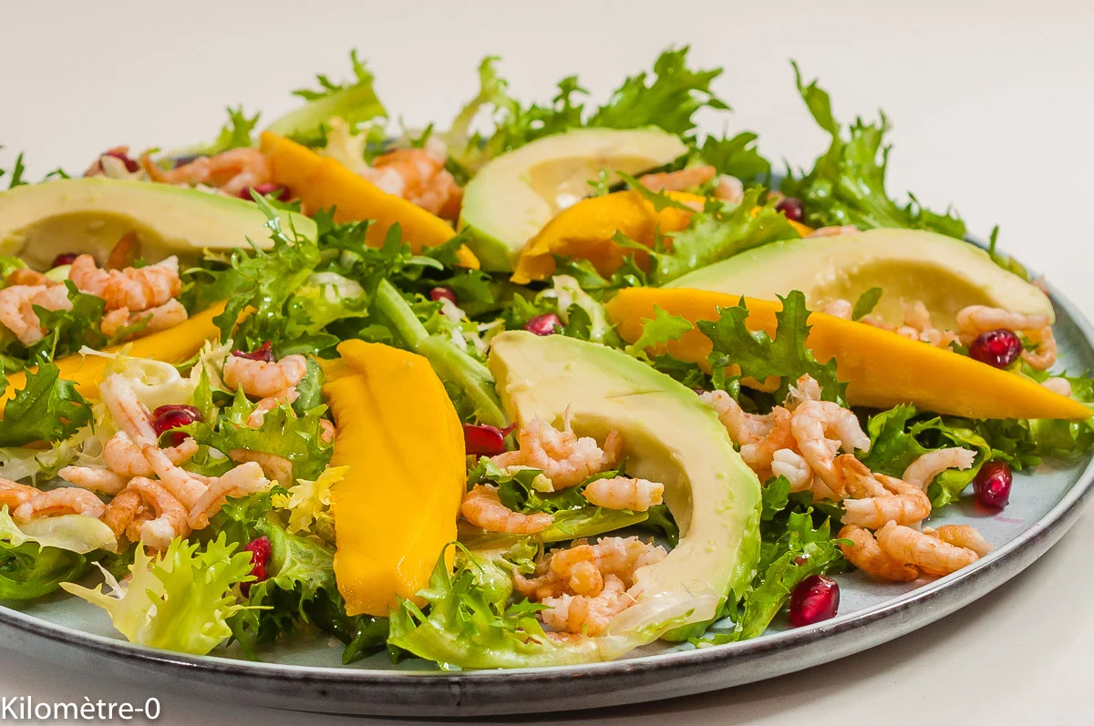 Photo de recette anti inflammatoire, avocat, mangue, crevettes, grenade, salade, légère, facile, rapide, automne, hiver, Noël, fêtes, Nouvel an, salade composée, complète, de Kilomètre-0, blog de cuisine réalisée à partir de produits de saison et issus de circuits courts