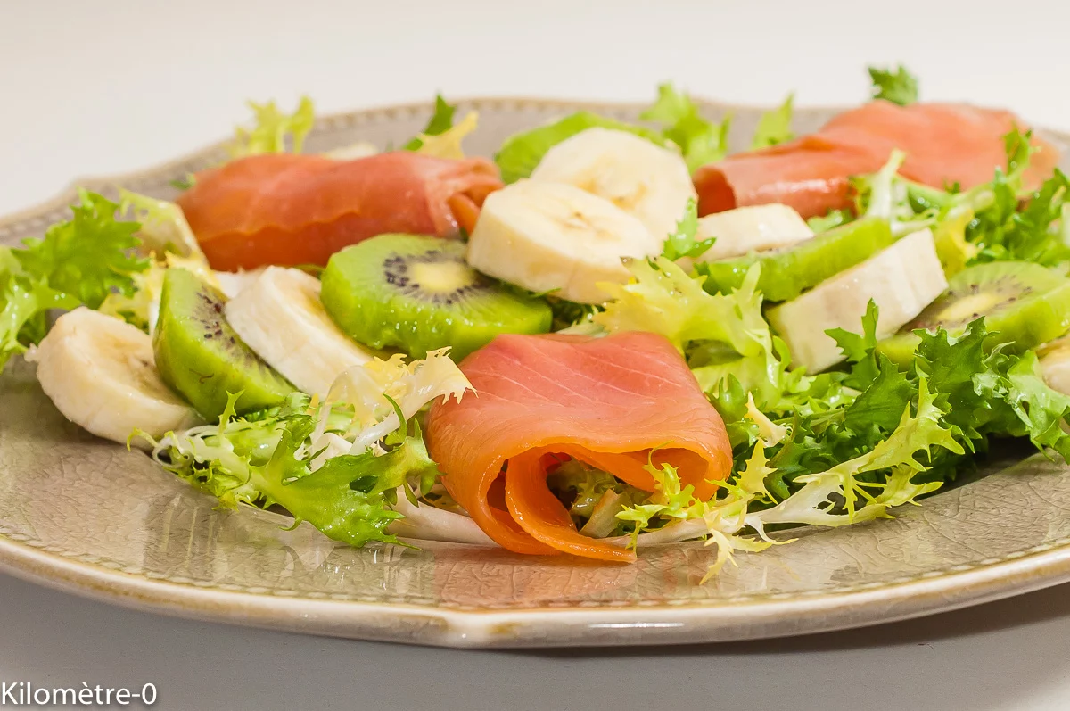 Photo de recette de Salade de truite fumée aux fruits d'hiver, banane, kiwi, saumon fumé, hiver, Kilomètre-0, blog de cuisine réalisée à partir de produits de saison et issus de circuits courts