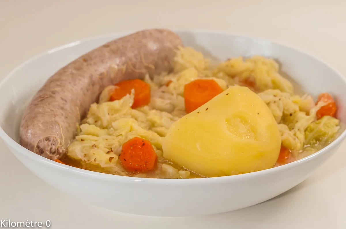 Photo de recette de saucisses au chou, légumes, potée, hiver, automne, carottes, pommes de terre, Kilomètre-0, blog de cuisine réalisée à partir de produits de saison et issus de circuits courts