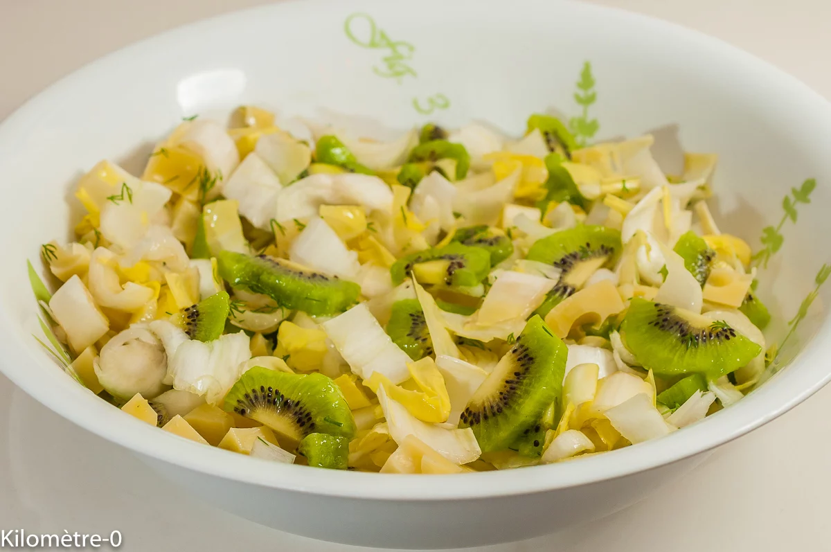 Photo de recette de salade, hiver, endives, kiwis, fruits d'hhiver, emmental, fromage, facile, rapide, végétarien, healthy, léger, Kilomètre-0, blog de cuisine réalisée à partir de produits de saison et issus de circuits courts