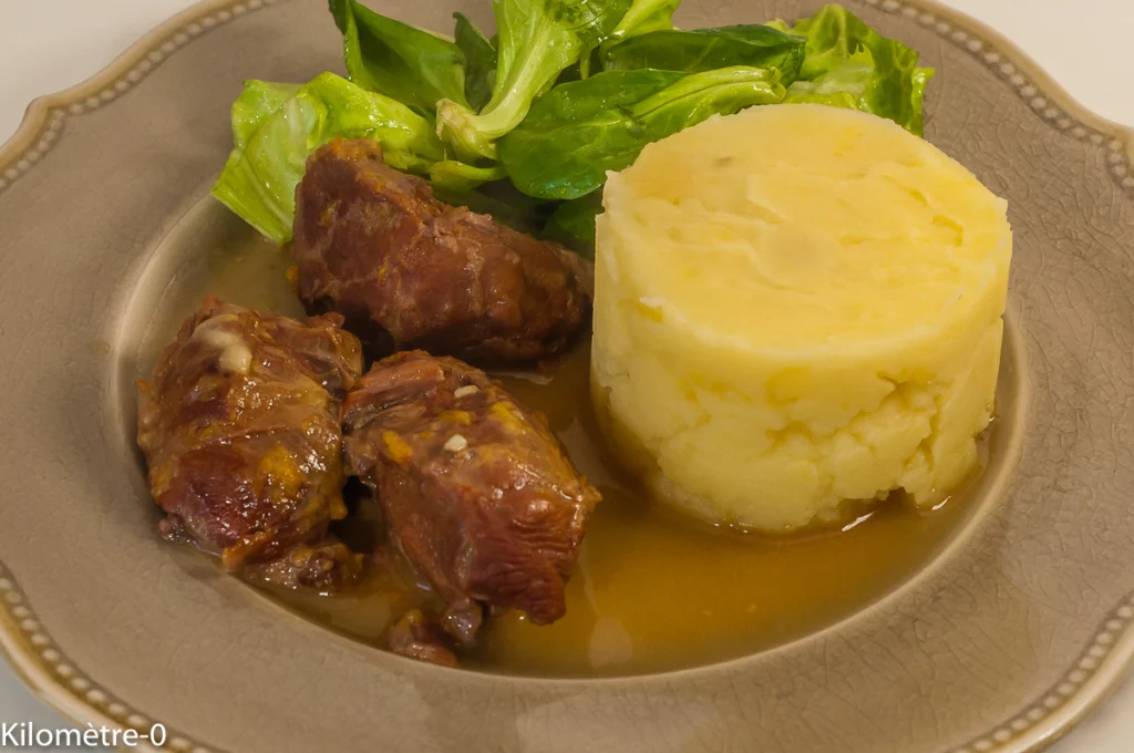 Photo de recette de joues de porc, orange, agrumes, porc, viande, mijoté, hiver, viande fondante, moelleuse, facile, plat d'hiver, Kilomètre-0, blog de cuisine réalisée à partir de produits de saison et issus de circuits courts