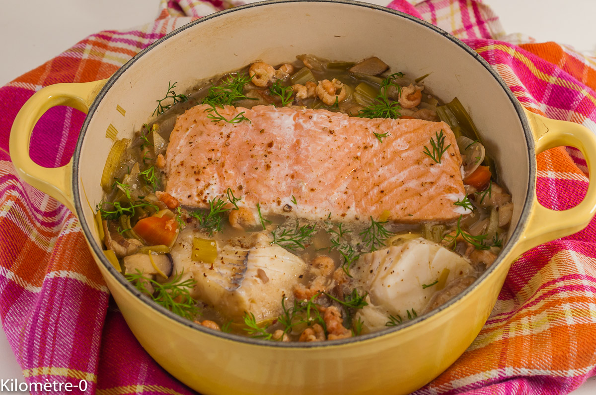 Photo de recette de potée, pot au feu, mer, marine, poissons, cabillaud, saumon, légumes, hiver, poireau, navet, carotte, bio, léger, champignons, cèpes, crevettes de  Kilomètre-0, blog de cuisine réalisée à partir de produits de saison et issus de circuits courts