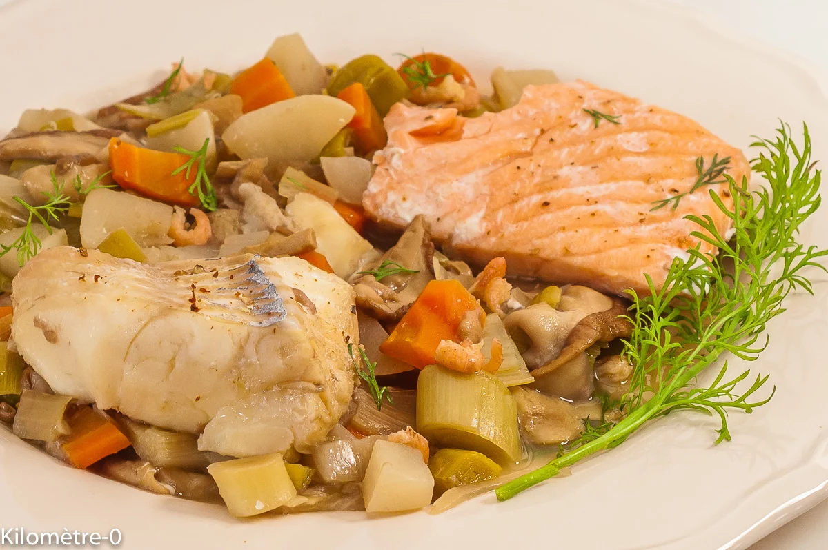 Photo de recette de potée, pot au feu, mer, marine, poissons, cabillaud, saumon, légumes, hiver, poireau, navet, carotte, bio, léger, champignons, cèpes, crevettes de Kilomètre-0, blog de cuisine réalisée à partir de produits de saison et issus de circuits courts