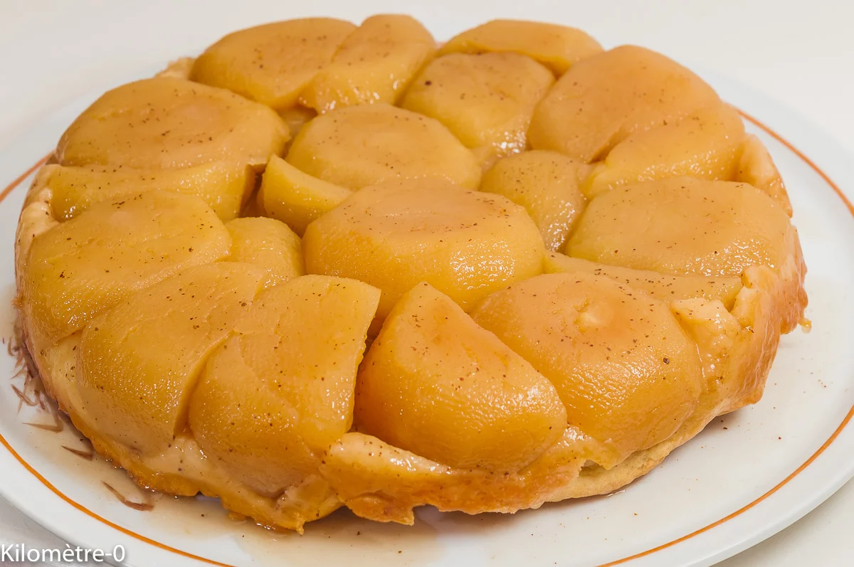 Photo de recette de tarte tatin, dessert, pommes, épices, facile, léger, healthy, bio, pâte maison, gâteau, hiver, automne, Kilomètre-0, blog de cuisine réalisée à partir de produits de saison et issus de circuits courts