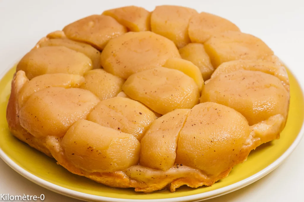 Photo de recette de tarte tatin, pâte brisée, facie, rapide, épices, bio, healthy, de Kilomètre-0, blog de cuisine réalisée à partir de produits de saison et issus de circuits courts