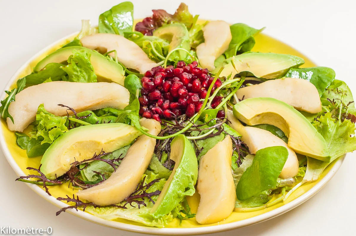 Photo de recette végétarienne, poire, avocat, grenade, fruit, hiver, salade, bio, léger, rapide, healthy, de Kilomètre-0, blog de cuisine réalisée à partir de produits de saison et issus de circuits courts