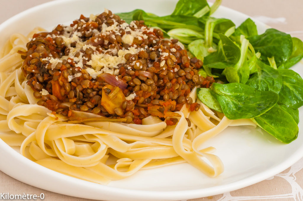 Photo de recette de spaghetti bolognaise, végétarienne, pâtes, lentilles, bio, healthy, légumineuses, pâtes, facile, Kilomètre-0, blog de cuisine réalisée à partir de produits de saison et issus de circuits courts