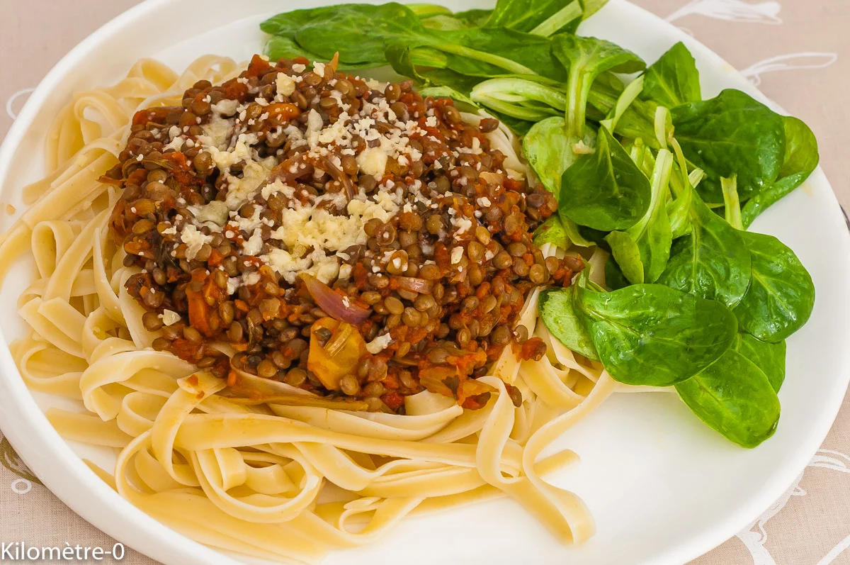 Photo de recette de spaghetti bolognaise, végétarienne, pâtes, lentilles, bio, healthy, légumineuses, pâtes, facile, Kilomètre-0, blog de cuisine réalisée à partir de produits de saison et issus de circuits courts