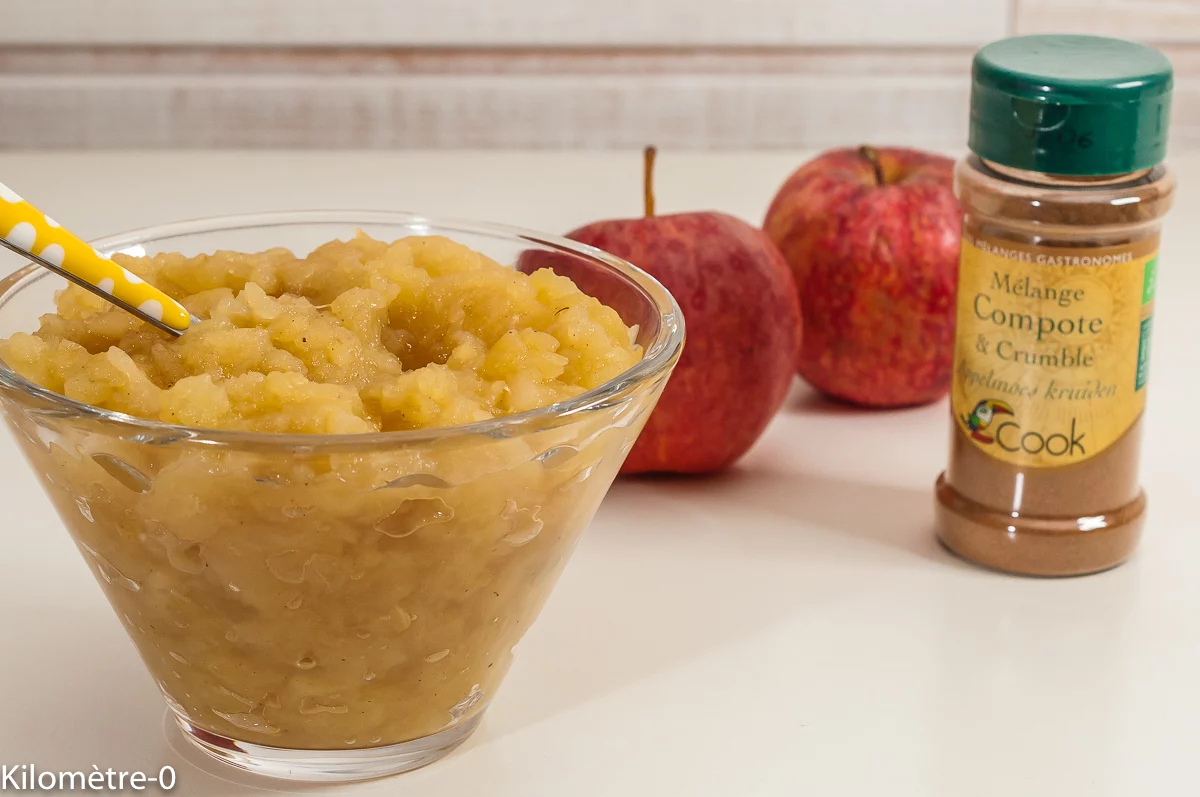 Photo de recette de compote de pommes maison, facile, healthy, légère, nature, rapide, bio de Kilomètre-0, blog de cuisine réalisée à partir de produits de saison et issus de circuits courts
