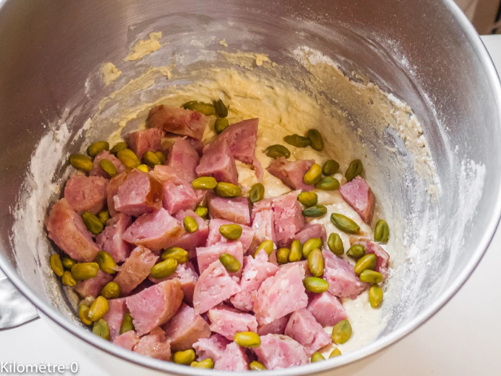 Cake à la saucisse de Morteau et aux pistaches - Étape 7