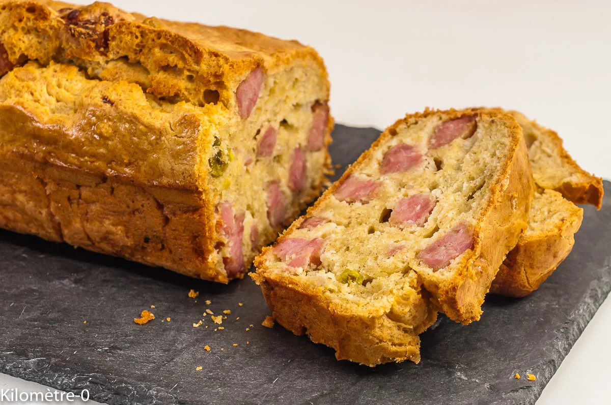 Photo de recette de cake à la saucisse de Morteau et aux pistaches, facile, rapide, apéro, Kilomètre-0, blog de cuisine réalisée à partir de produits de saison et issus de circuits courts