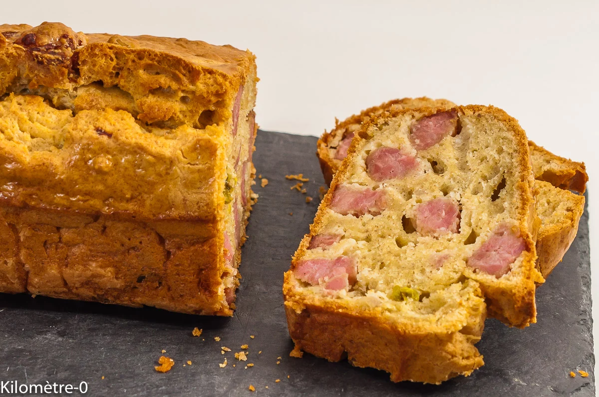 Photo de recette Photo de recette de cake salée, saucisse de Morteau, pistaches, facile, rapide, apéro, Kilomètre-0, blog de cuisine réalisée à partir de produits de saison et issus de circuits courtsde Kilomètre-0, blog de cuisine réalisée à partir de produits de saison et issus de circuits courts