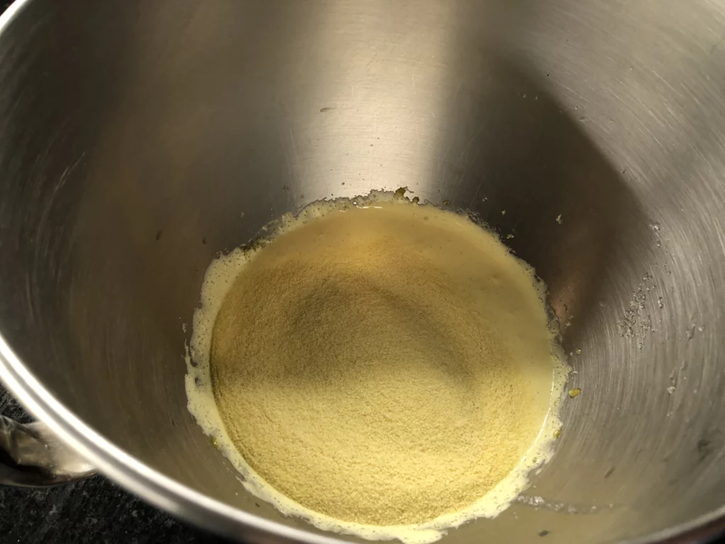 Zapekanka, gâteau au fromage blanc et à la semoule - Étape 3