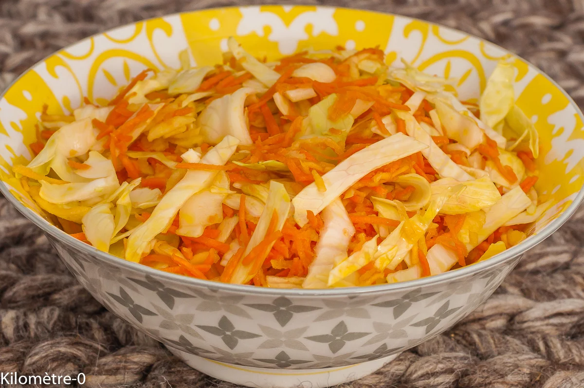 Photo de recette végétarienne, salade, carottes, légumes crus, chou blanc, facile, léger, bio, rapide, healthy, de Kilomètre-0, blog de cuisine réalisée à partir de produits de saison et issus de circuits courts