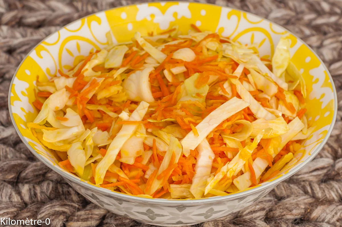 Photo de recette végétarienne, salade, carottes, légumes crus, chou blanc, facile, léger, bio, rapide, healthy, de Kilomètre-0, blog de cuisine réalisée à partir de produits de saison et issus de circuits courts