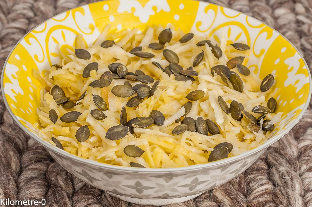 Photo de recette de Salade, hiver, légumes, facile, végétarienne, radis noirs, pommes, légère, rapide, bio, graines de Kilomètre-0, blog de cuisine réalisée à partir de produits de saison et issus de circuits courts