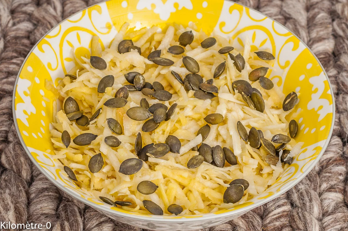 Photo de recette anti inflammatoire, de Salade, hiver, légumes, facile, végétarienne, radis noirs, pommes, légère, rapide, bio, graines de Kilomètre-0, blog de cuisine réalisée à partir de produits de saison et issus de circuits courts
