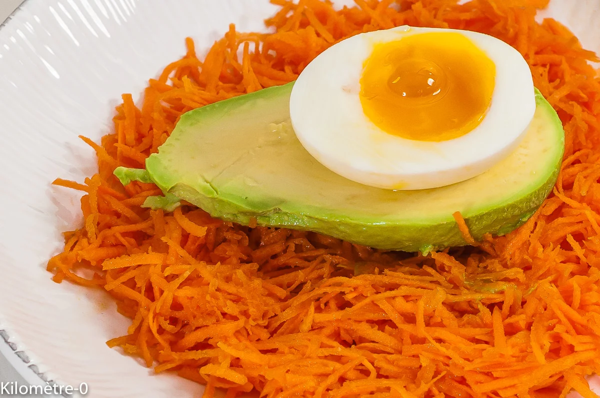 Photo de recette de salade, oeuf, avocat, carottes râpées, facile, healthy, bio, rapide, végétarienne de Kilomètre-0, blog de cuisine réalisée à partir de produits de saison et issus de circuits courts