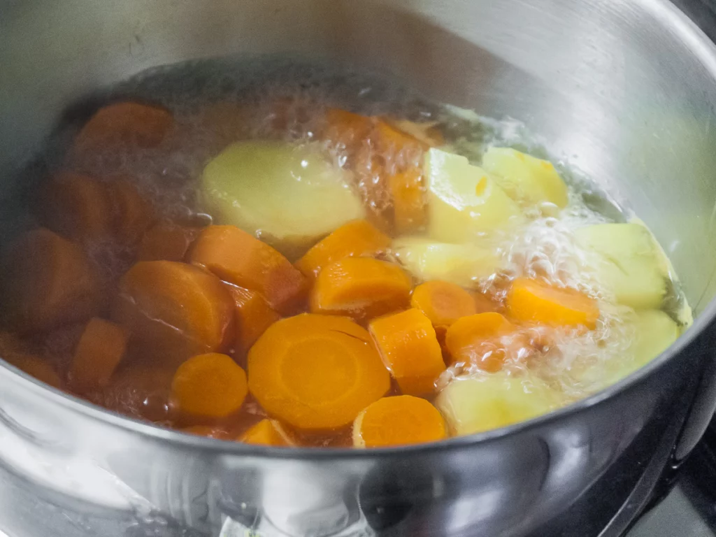 Soupe aux fanes de navets et carottes - Étape 3