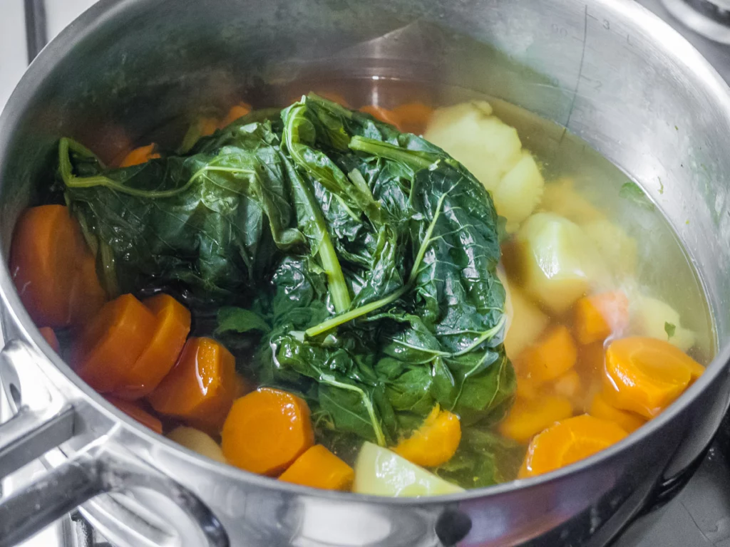 Soupe aux fanes de navets et carottes - Étape 5