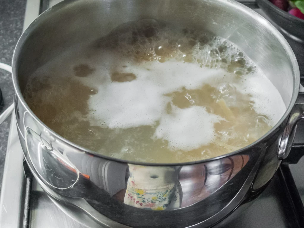 Pâtes au pesto de fanes de radis - Étape 1