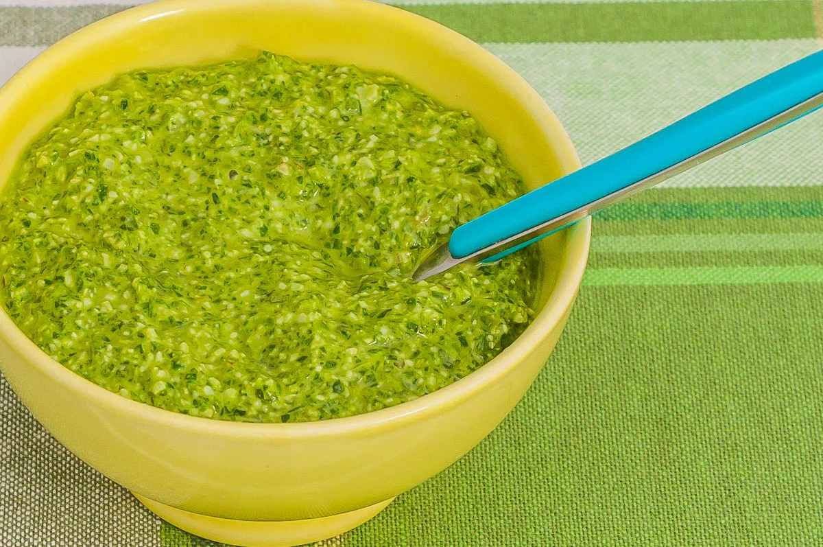 Photo de recette de pesto, fanes de radis, radis, fanes, anti gaspi, économique, bio, Kilomètre-0, blog de cuisine réalisée à partir de produits de saison et issus de circuits courts