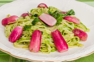 Photo de recette végétarienne, healthy,  pâtes, fanes de radis, radis, pesto, bio, facile, enti gaspi, économique, Kilomètre-0, blog de cuisine réalisée à partir de produits de saison et issus de circuits courts