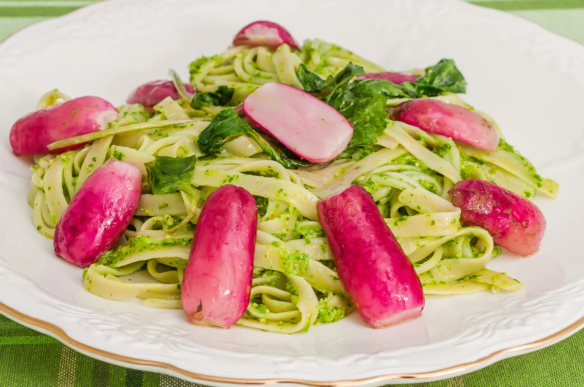 Photo de recette végétarienne, healthy, pâtes, fanes de radis, radis, pesto, bio, facile, enti gaspi, économique, Kilomètre-0, blog de cuisine réalisée à partir de produits de saison et issus de circuits courts