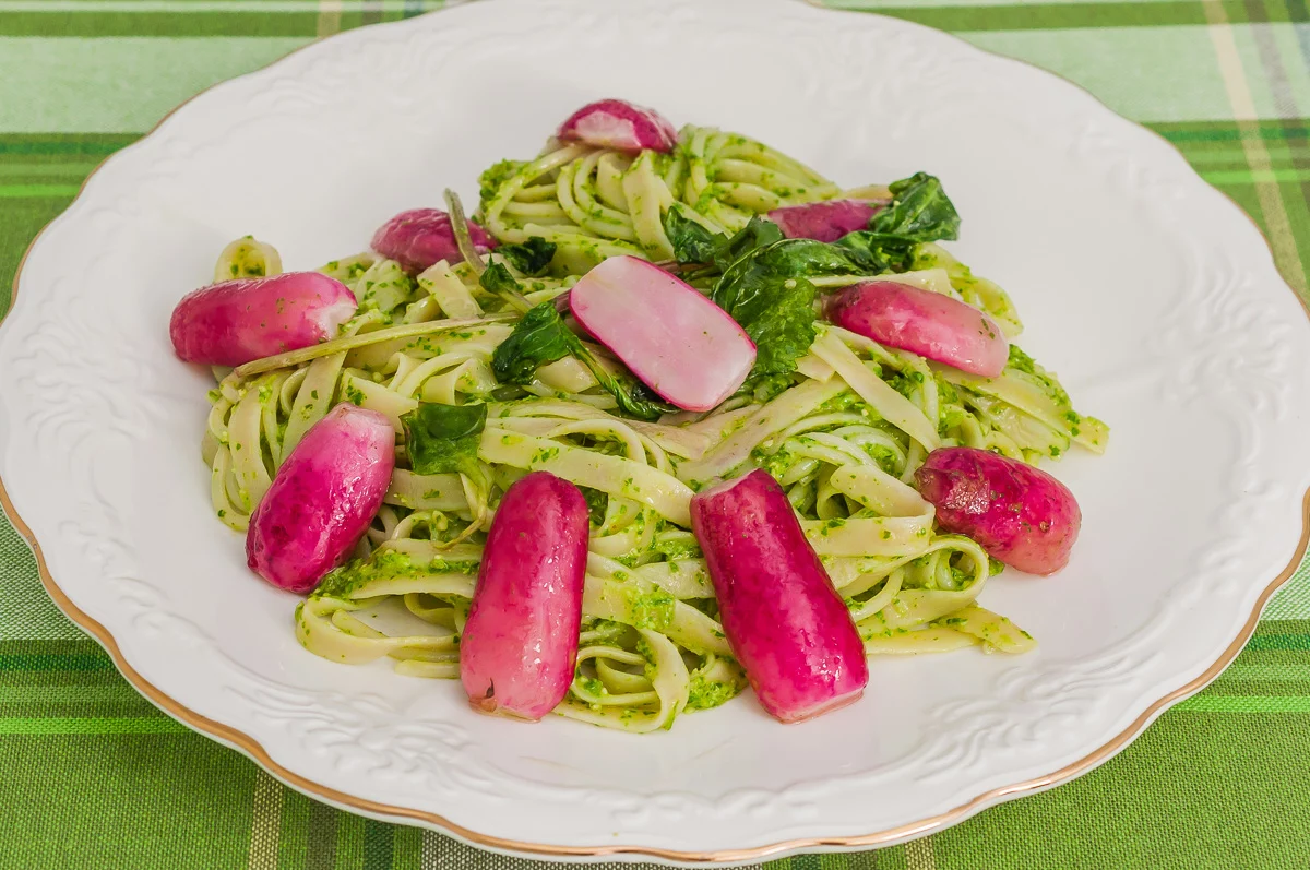 Photo de recette végétarienne, healthy, pâtes, fanes de radis, radis, pesto, bio, facile, enti gaspi, économique, Kilomètre-0, blog de cuisine réalisée à partir de produits de saison et issus de circuits courts